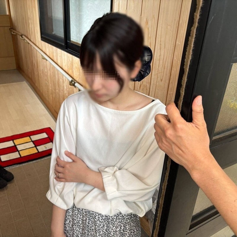 FC2-PPV-4904760 【私下拍攝】一位家庭主婦來到鄉下,夢想一夜致富。她忠貞不渝,天真無邪,任由目光短淺的丈夫擺佈,卻依然委身於他,沉溺於享樂之中。這是一段雙方都有責任的婚姻。