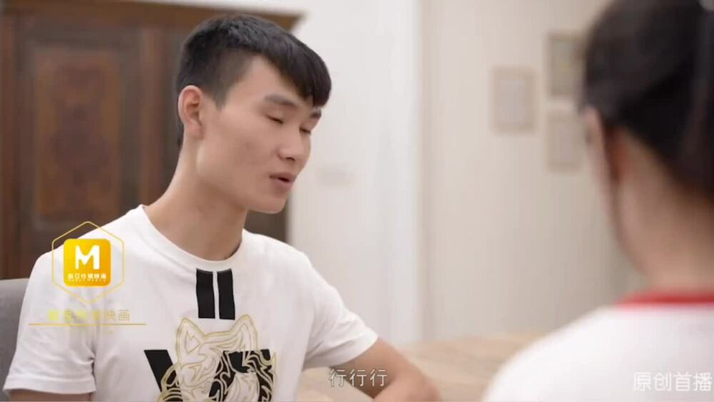 MD0044 兄妹蕉談 芭蕉香蕉分不清 哥哥手把手教學 play荒唐性愛 视频封面