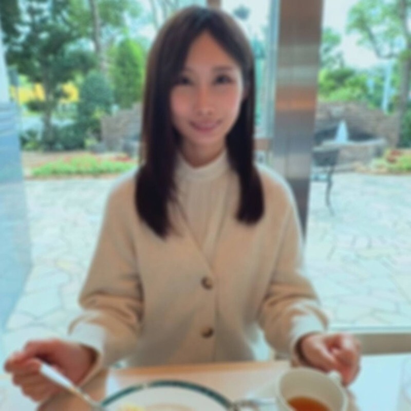 FC2-PPV-4833973 一位美丽优雅的妻子喜欢拍摄自己和丈夫的性爱过程。她也希望被其他人拍摄,所以在征得丈夫的同意后,她拍摄了自己和丈夫的性爱过程。 视频封面