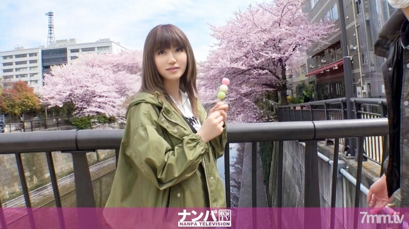 GANA-2071 認真的南帕,第一槍。 1325 喜歡散步的女大學生,在櫻花節上被發現。兩個回復被要求在面試談判中展示她的胸部,以了解她是否安靜且容易受到推動。與其謙虛的個性相反,你不能把目光從堅持的巨乳級的胸部上移開......! 视频封面